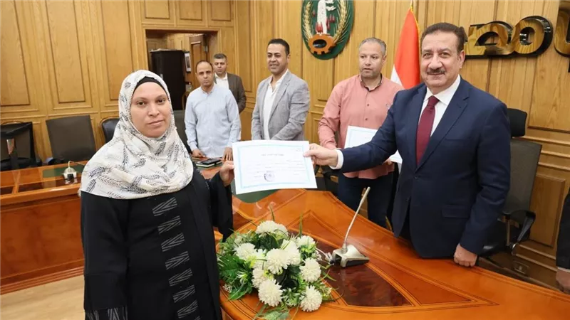 محافظ المنوفية يسلم شهادات تدريب ومكافأة مالية لخريجات البرنامج المهني