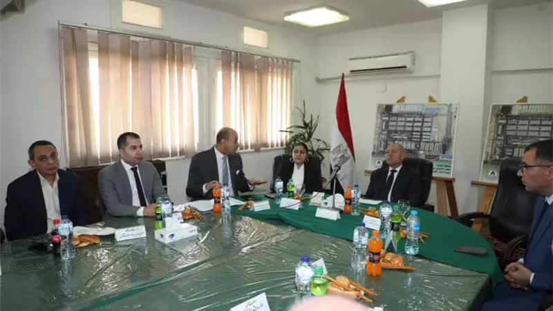 محافظ القاهرة يجتمع بمجلس إدارة سوق العبور لمتابعة خطة التطوير