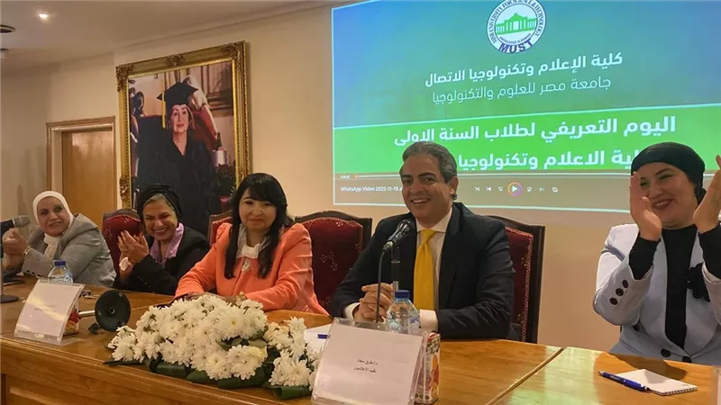 نقيب الإعلاميين يُلقي محاضرةً بجامعةِ مصر.. 