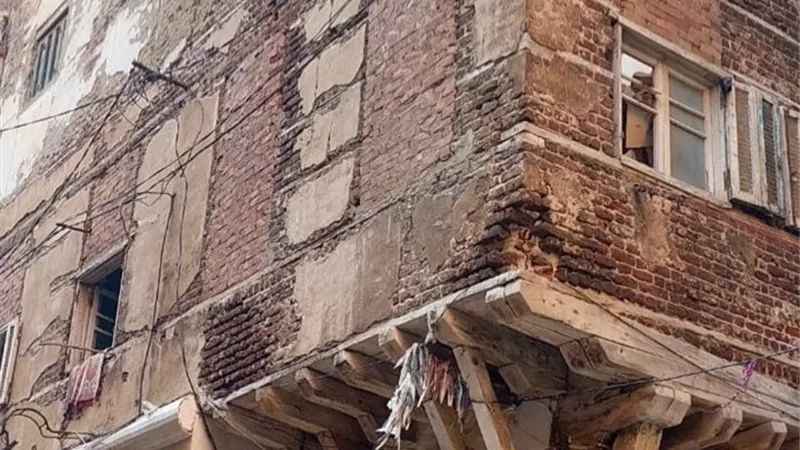 سقوط أجزاء من عقار قديم في منطقة الجمرك بالإسكندرية دون إصابات 