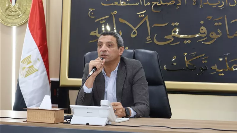 محافظ السويس يلتقي القيادات التنفيذية لبحث عدد من الملفات التي تمس المواطنين