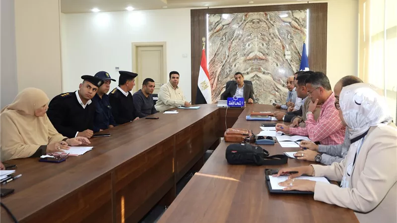 محافظ السويس يعقد اجتماعاً لمناقشة الخطة الاستثمارية
