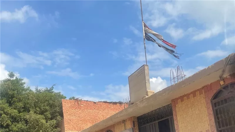 استياء أهالي المنيرة بالقناطر الخيرية بسبب تمزق علم مصر أعلى الوحدة المحلية