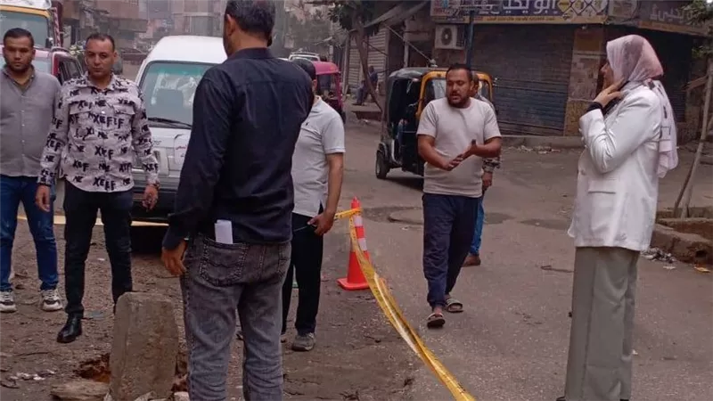 رئيس حي غرب شبرا الخيمة تتفقد هبوطًا أرضيًا بطريق بيجام وتوجه بسرعة الإصلاح