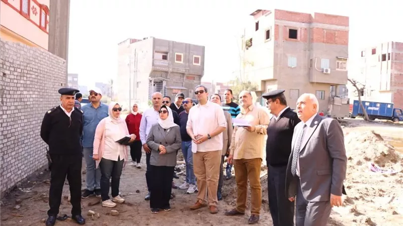 محافظ دمياط يبحث ميدانيا خطة تطوير سوق «عزبة البرج»