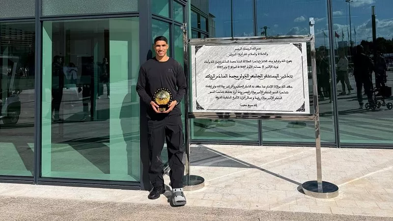 مصحوبا بكرته الذهبية.. حكيمي يجري فحصاً في المركب الاستشفائي محمد السادس 
