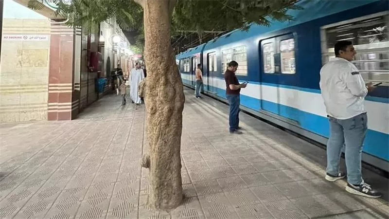 صدمه القطار.. وفاة بائع داخل محطة مترو عزبة النخل بعد محاولة عبور السكة