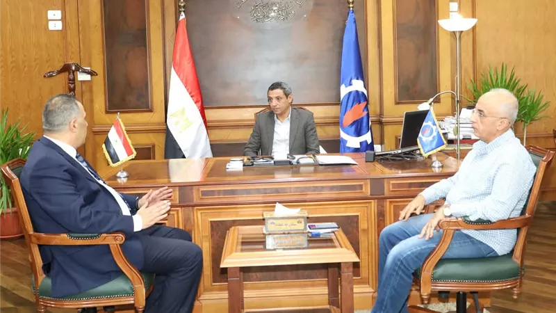محافظ السويس يستقبل رئيس مياه الشرب لبحث طرق تحسين الخدمات المقدمة للمواطنين