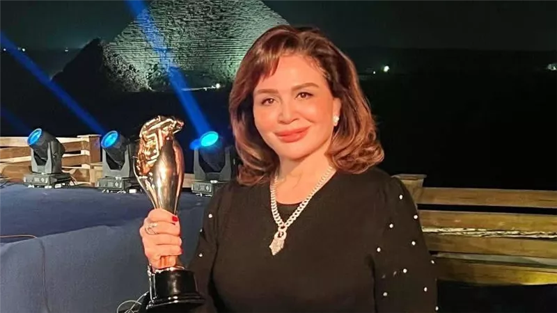 إلهام شاهين تشيد بفيلم «هي»: قصة كفاح ملهمة للجميع