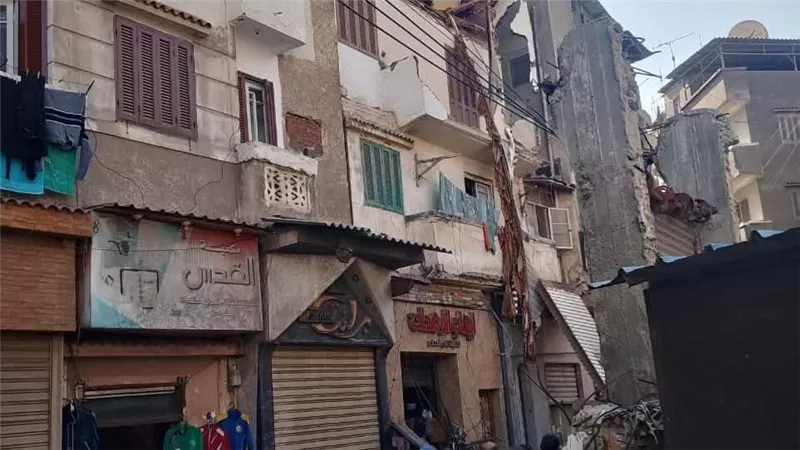 سقوط أجزاء من واجهة منزل بدمياط دون إصابات وتلفيات بسيارة متوقفة