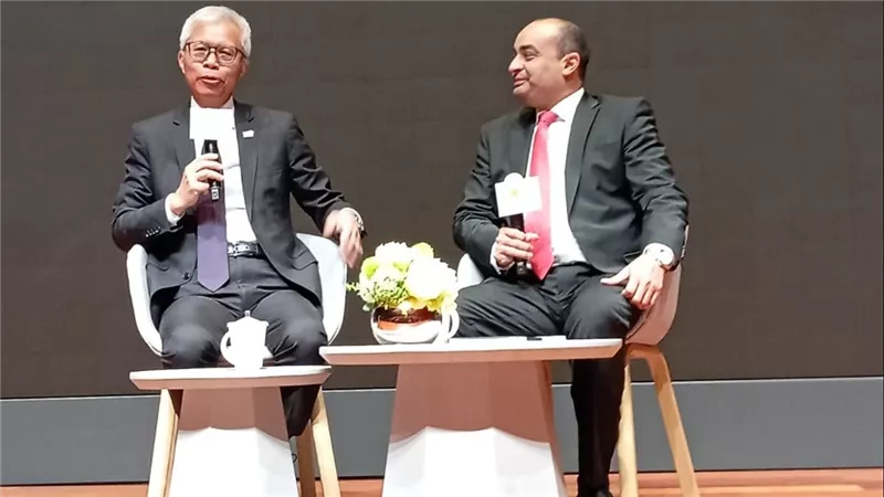 أمين عام الآثار يلقي محاضرة بمتحف قصر هونج كونج             
