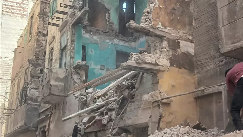 انقذتهم العناية الإلهية.. انهيار عقار مأهول بالسكان في الإسكندرية 