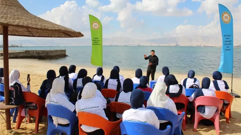 حملة تنظيف شواطئ بمشاركة وحدة السكان وجهاز شئون البيئة بالسويس 