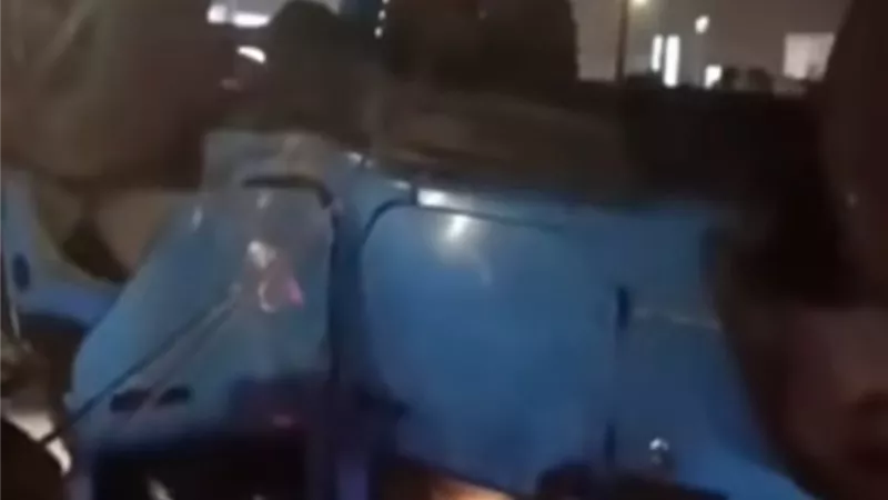 سيارة تتسبب في إتلاف سور كورنيش الشاطبى الخرساني بالإسكندرية
