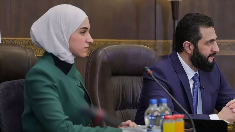 لماذا تظهر زوجة واحدة فقط؟.. فرغلي يطرح علامات استفهام حول زوجات أحمد الشرع