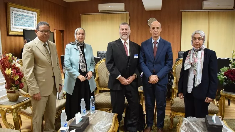 خبير أمريكى بجامعة بني سويف لتنفيذ برنامج بحثي لاستخلاص زيوت النباتات الطبية