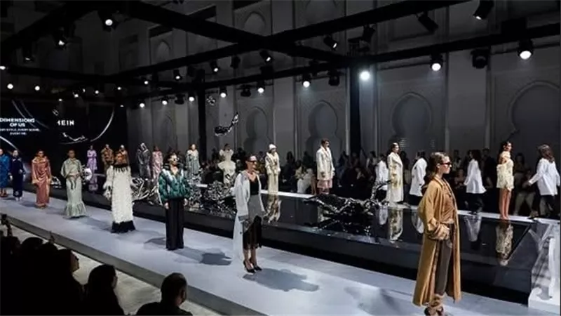 علامة شي إن تقدم عرض أزياء بطابع عصري لخريف وشتاء 2025
