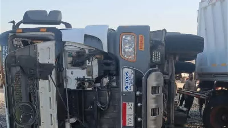 إصابة شخصين بحادث انقلاب سيارة نقل تريلا بطريق العين السخنه