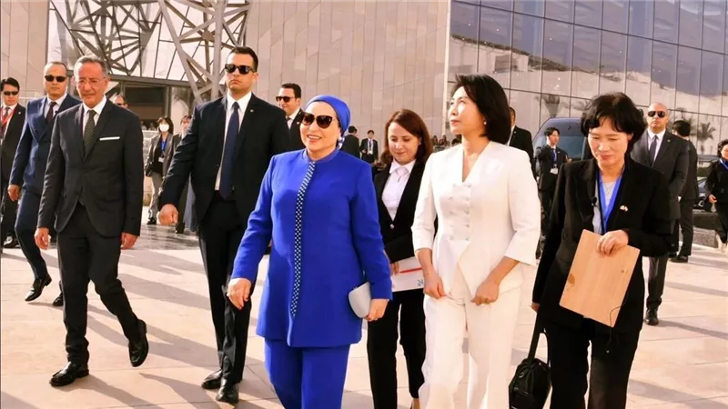 السيدة انتصار السيسي بإطلالة أنيقة بلمسات مصرية فاخرة