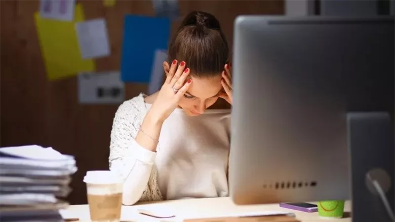 ساعات العمل الطويلة قد تغير بنية الدماغ.. ما الأمر؟