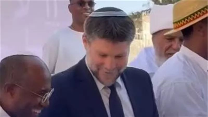 مشهد استفزازي.. سموتريتش يرقص مع يهود الفلاشا في القدس المحتلة