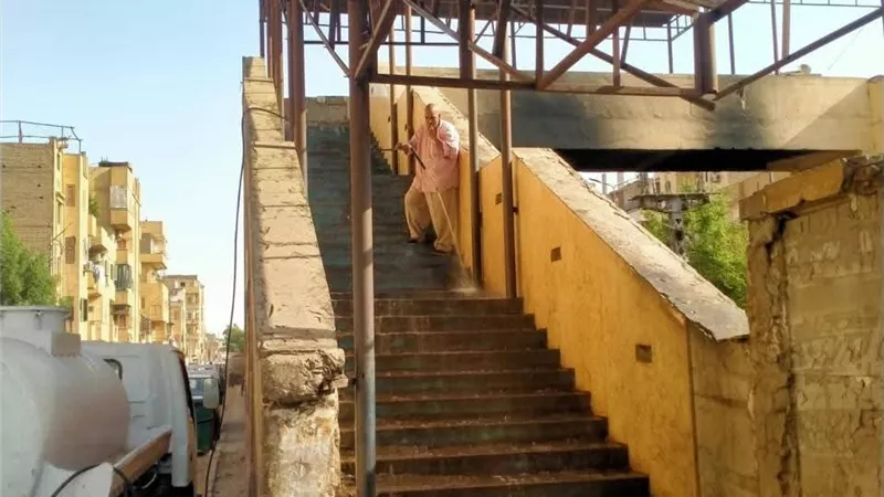 الأقصر تتدخل عاجلًا.. حملة نظافة وإزالة إشغالات على كوبري المشاة بالقراريش