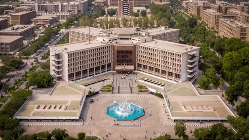 جامعة أسيوط تعيد فتح التحقيق في واقعة كنترول كلية الحقوق