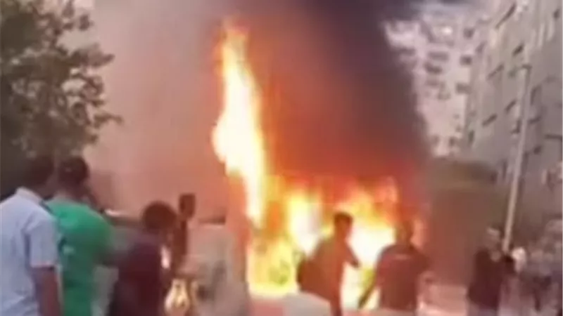 تفحمت بالكامل.. السيطرة على حريق نشب بسيارة ملاكي بحدائق القبة 