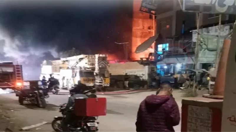 حريق ضخم يندلع في المنطقة C1 الصناعية بالعاشر من رمضان والدفع بسيارات الإطفاء