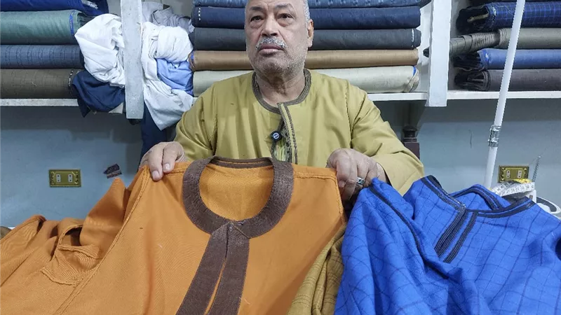 زباينه أعيان البلاد.. أشهر ترزي بسوهاج يحترف خياطة الجلابية البلدي منذ 50 عاما