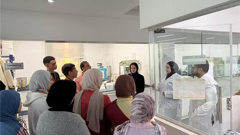 زيارة علمية لطلاب صيدلة بني سويف لمركز نواة العلمي للأبحاث
