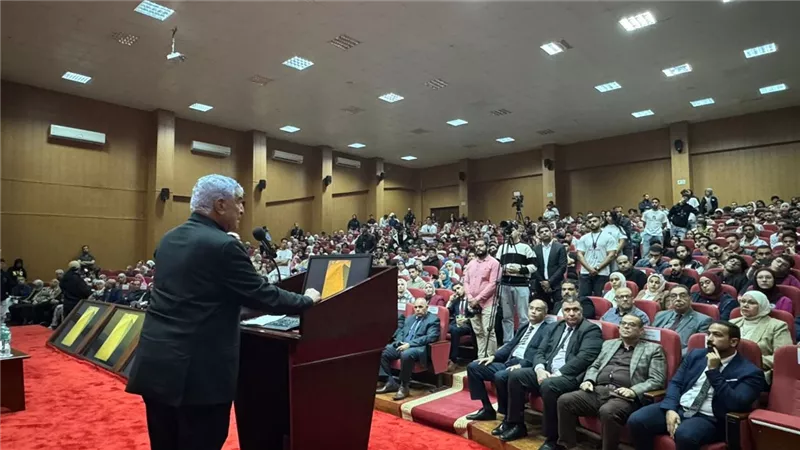«حواس» يسرد قصص بناة الأهرامات والمدينة الذهبية المفقودة لطلاب جامعة الدلتا