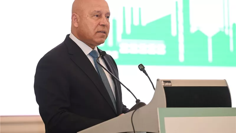 كامل الوزير يستعرض خطة التحرك العاجلة لخفض الانبعاثات الكربونية في الصناعة 