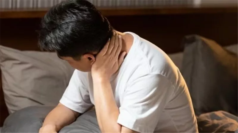 اعتقادًا أنه يحلم.. رجل صيني عاش مع ملعقة في بطنه لعدة أشهر
