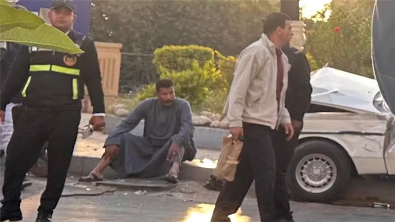 العناية الإلهية تنقذ أسرة من الموت بعد اصطدام سيارة بعمود إنارة بالأقصر 