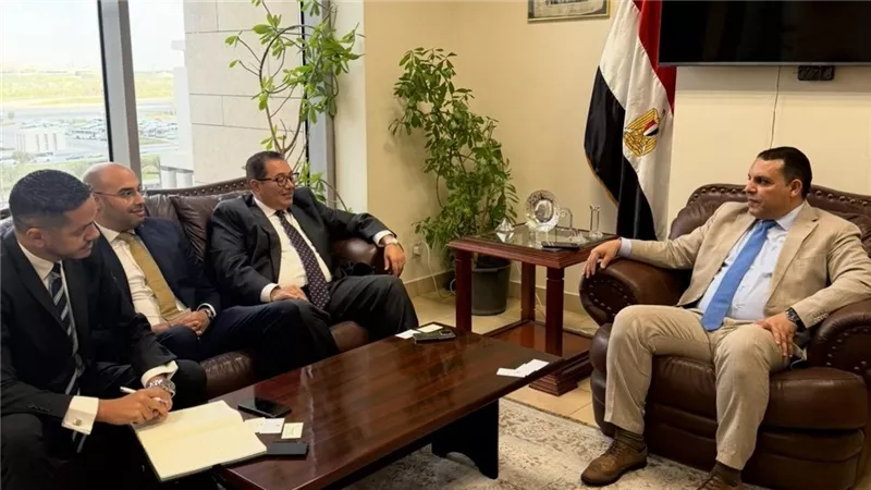  التمثيل التجاري المصري يبحث مع بنك الإمارات دبي الوطني دعم الشركات المصرية