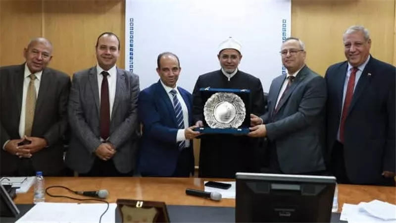 معتمدة عالميًّا.. رئيس جامعة الأزهر يشيد بجهود إدارة كلية الطب للبنين بالقاهرة