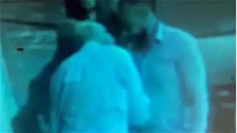 بعد مسن السويس.. شاب يصفع عجوز على وجهه أمام ابنته في الزيتون