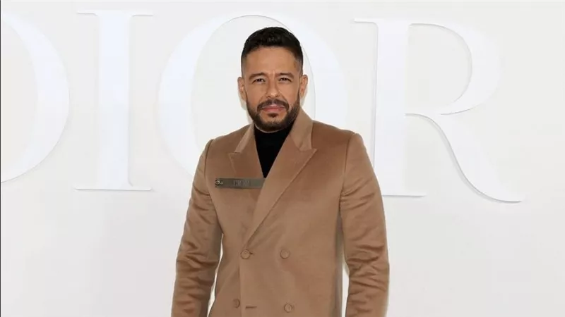من الغناء إلي الأناقة..محمد حماقي القناص في سماء الموضة والأزياء الفاخرة