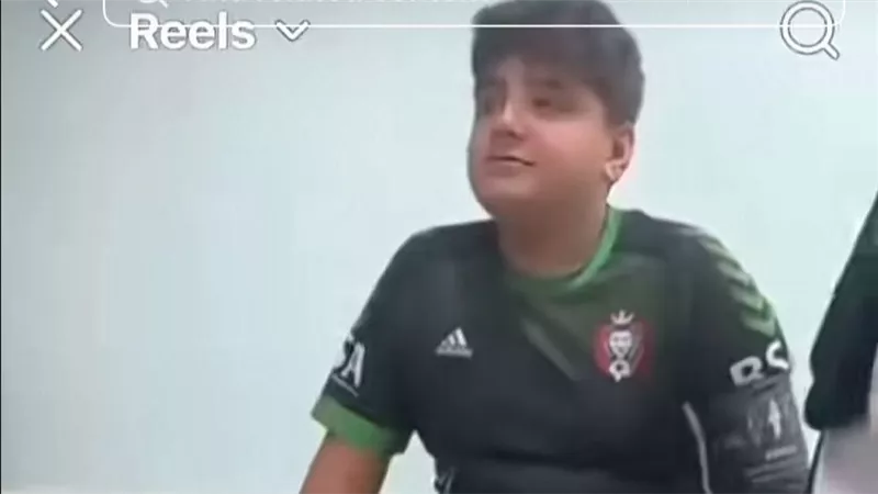 ابتلع صفارة.. فيديو لصبي يصدر أصوات مضحكة يتصدر التريند