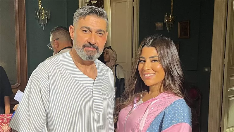 بالبدلة والجلابية ..إطلالات متنوعة لـ ياسر جلال في مسلسل كلهم بيحبوا مودي |صور