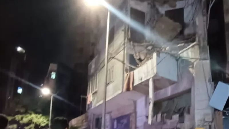 دون إصابات.. انهيار  أجزاء من عقار قديم بالإسكندرية وتحطم سيارتين