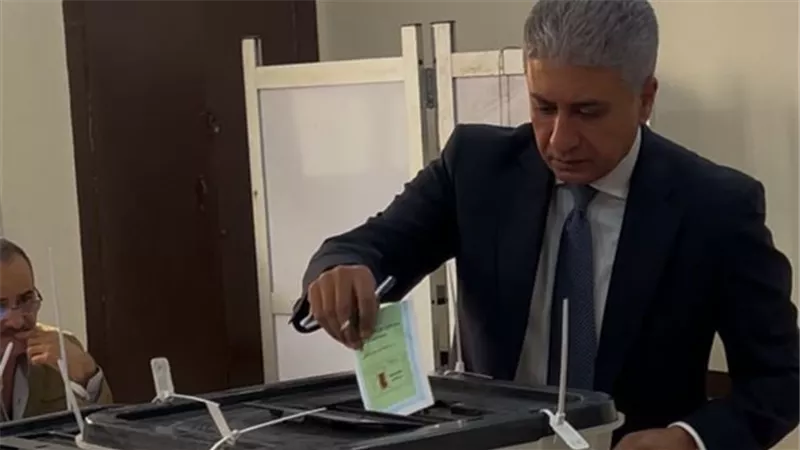 وزير السياحة والآثار يدلي بصوته في انتخابات مجلس النواب بالتجمع الخامس