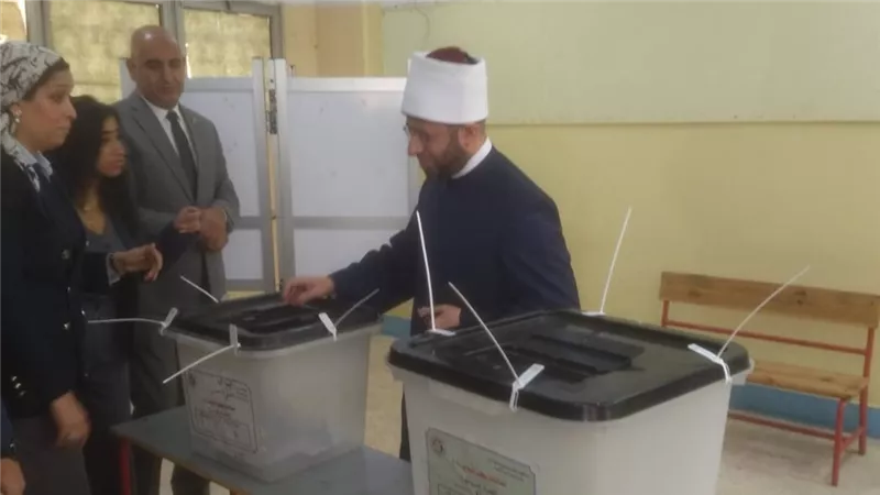 وزير الأوقاف يدلي بصوته في الانتخابات البرلمانية بمدرسة فاطمة عنان الإعدادية