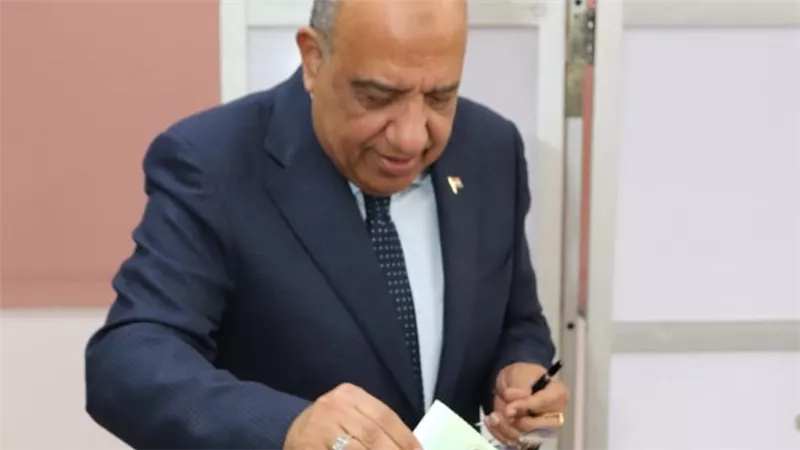 وزير الكهرباء والطاقة المتجددة يدلي بصوته في انتخابات مجلس النواب 2025