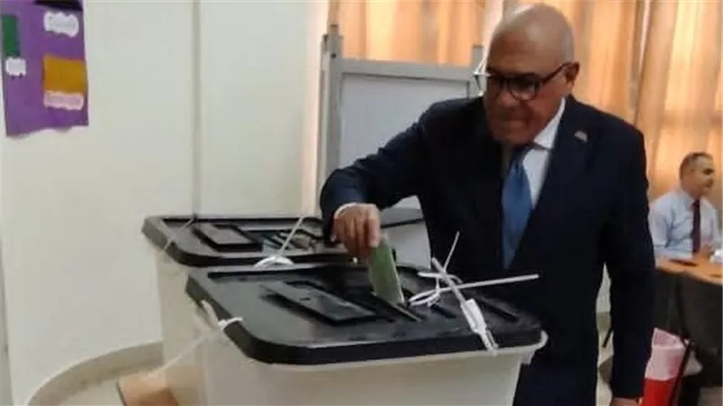 رئيس الهيئة العربية للتصنيع يُدلي بصوته في انتخابات مجلس النواب 2025