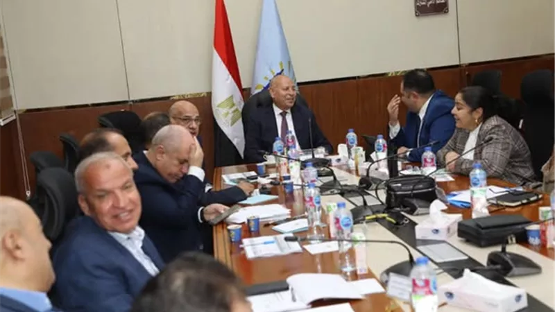 محافظ القاهرة يعقد اجتماعا موسعا بغرفة العمليات لمتابعة انتخابات مجلس النواب