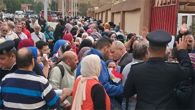 إقبال كبير من الناخبين بمدرسة عبدالمنعم واصل بالتجمع للتصويت بانتخابات النواب