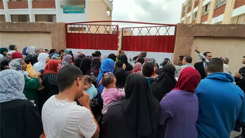 إقبال كثيف للناخبين أمام مدرسة القطامية الإبتدائية للتصويت في انتخابات النواب