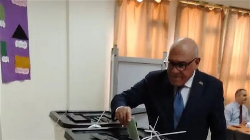 رئيس الهيئة العربية للتصنيع يُدلي بصوته في انتخابات مجلس النواب